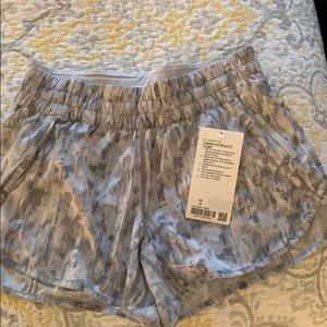 Lululemon Tracker LR Short 4” lined